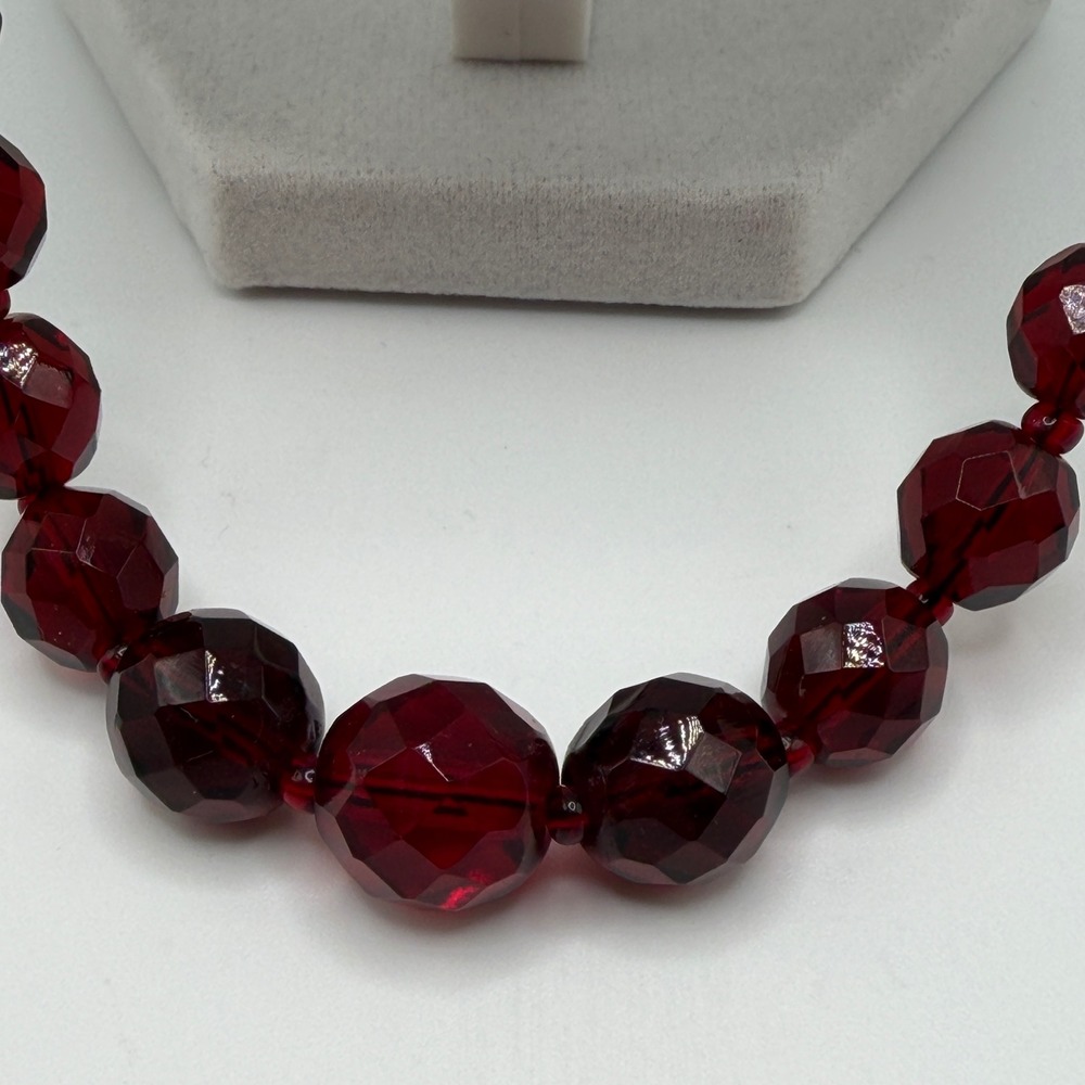 VTG Petite Sophisticate Merlite Ruby‎ Red Faceted Glass Graduated Bead Necklace